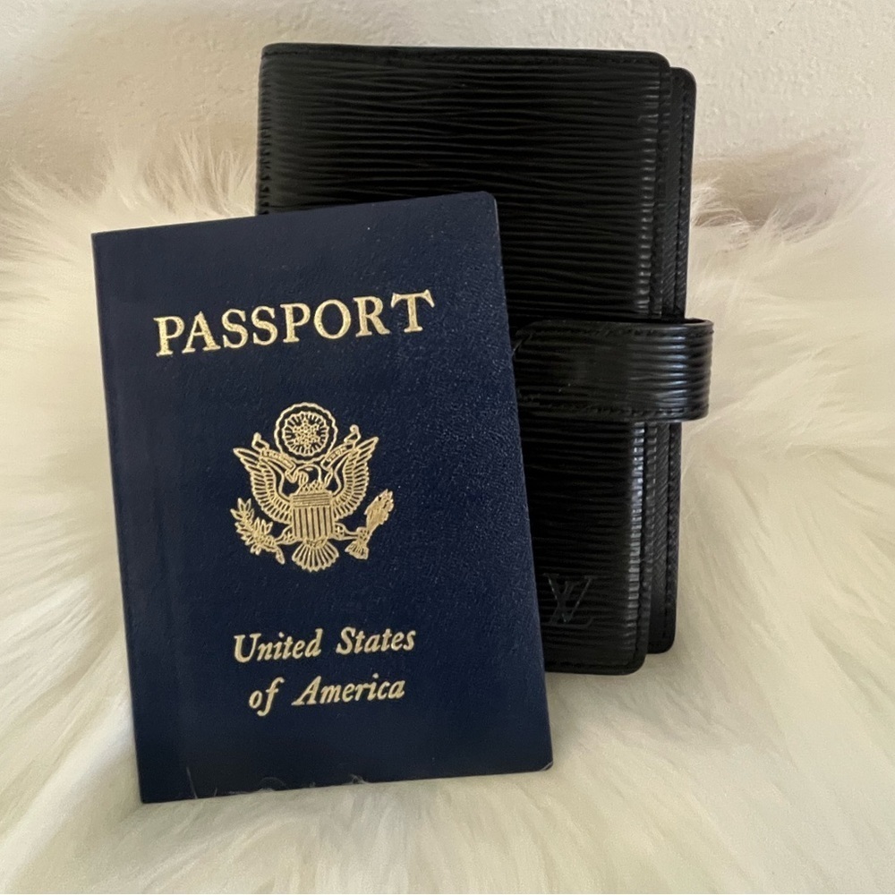 Louis Vuitton black Epi Agenda PM Passport Holder Circa 1995 Vintage - Picture 10 of 16